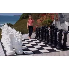 Übergames Giga Riesen Schachfiguren 90cm im Einsatz 2 - Holzspielzeug Profi